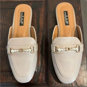 Slide on loafers, with pearl detail